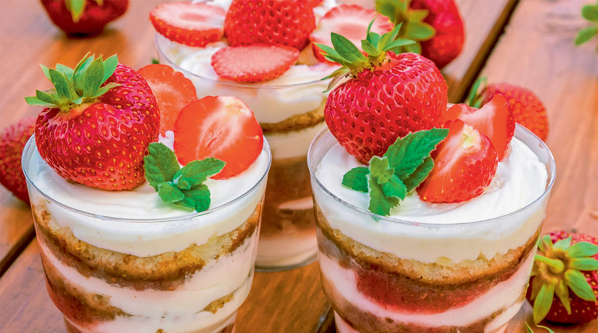 Photo : nosyrevy/AdobeStock. “Mini strawberry trifle”, I Love English for Kids! n°239, juin 2022.