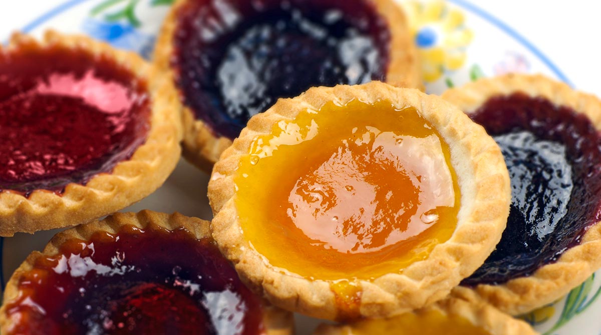 © Photo : Graeme Dawes/Shutterstock. Colourful jam tarts, I Love English for Kids! n°258, mars 2024.